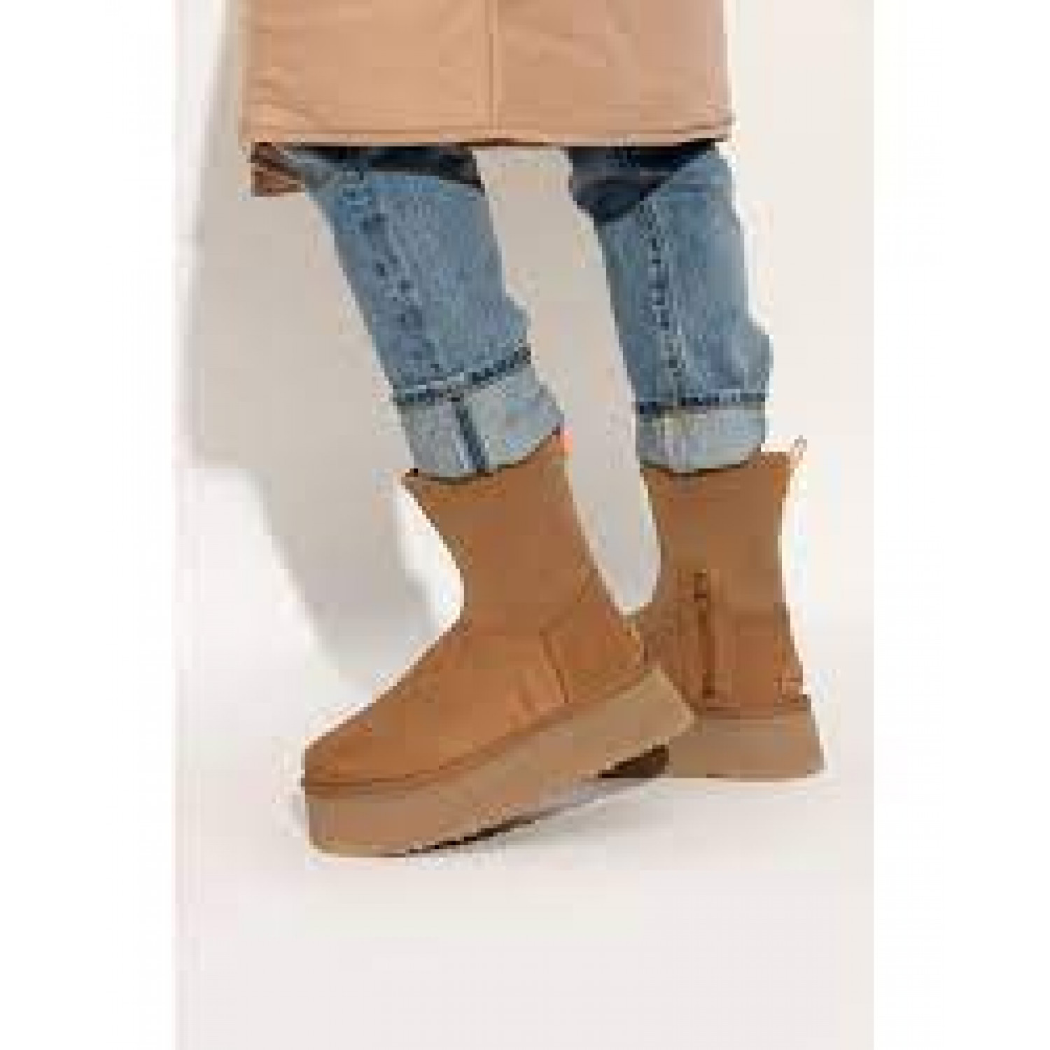 UGG Classic Dipper Sand